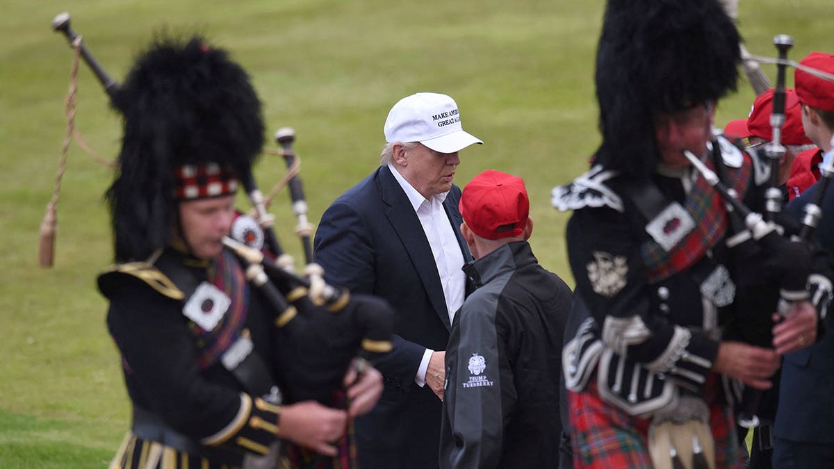 Trump stoji uz gajde u Škotskoj.