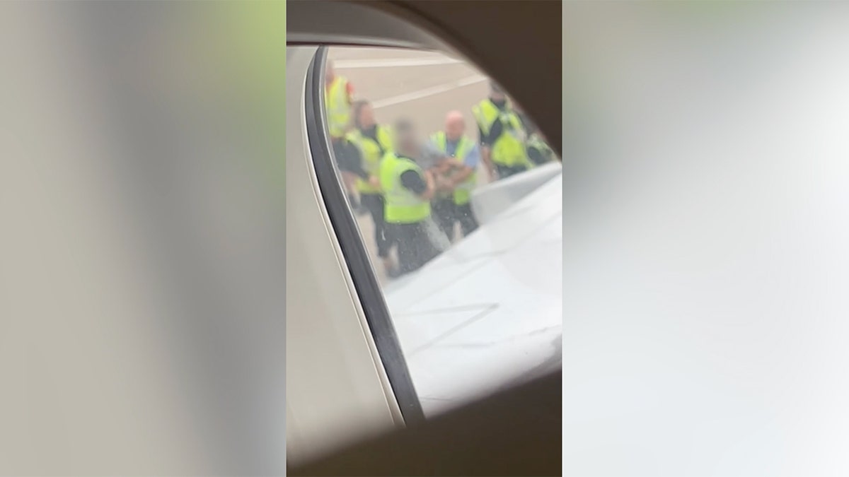 Dvoje muškaraca zabranjeno je letjeti na britanskoj aviokompaniji nakon što ih je policija uklonila iz aviona zbog neprimjerenog ponašanja dok su bili navodno pijani.