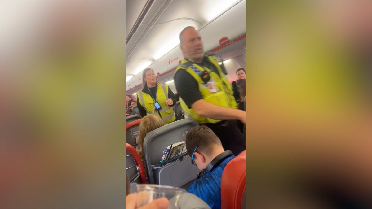 Dvoje muškaraca zabranjeno je letjeti na britanskoj aviokompaniji nakon što ih je policija uklonila iz aviona zbog neprimjerenog ponašanja dok su bili navodno pijani.