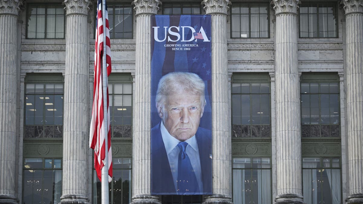 Zgrada USDA s Trumpovom fotografijom sa strane