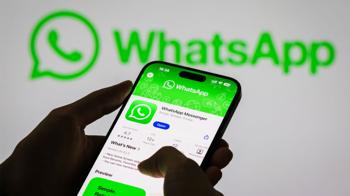 Osoba drži pametni telefon koji prikazuje aplikaciju WhatsApp