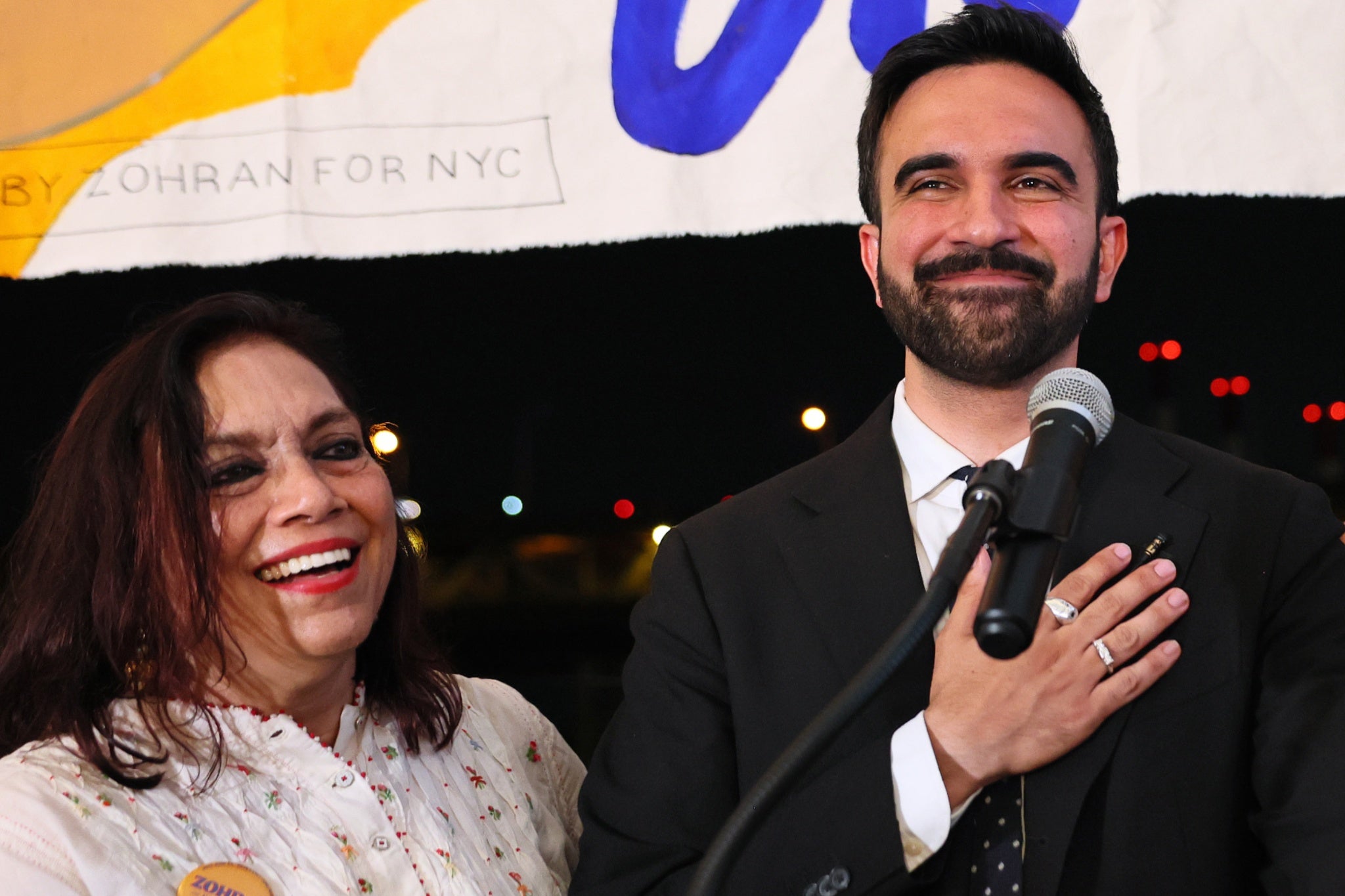 Mira Nair, kandidatkinja za gradonačelnika u New Yorku, državni veleposlanik Zohran Mamdani na pozornici tijekom okupljanja izbora u Velepovima Craft Lic -a 24. lipnja 2025.