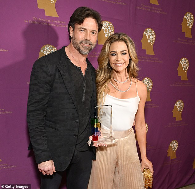 Sud je naredio Phypersima da ostanu na 100 metara udaljenosti od Richarda i njezinih domova, radnih mjesta i automobila - ali Richards je viđen kako dolazi u Phypersov dom Calabasas prije nego što ju je policija suočila. Viđen u svibnju