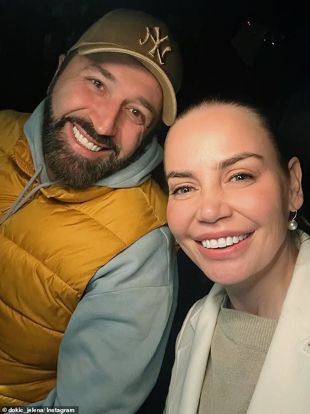 Čini se da je teniski as bio solo na događaj, bez ikakvog znaka o svom novom čovjeku. Ranije ovog mjeseca, bivša sportaša otišla je na Instagram službenog sa svojim novim dečkom Yaneom Veselinom (lijevo)