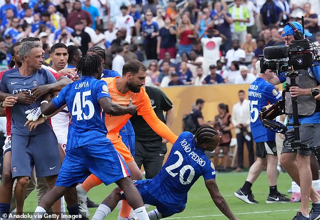 Pedro je udario u pod ubrzo nakon kontakta s Gianluigi Donnarumma također u neposrednoj blizini
