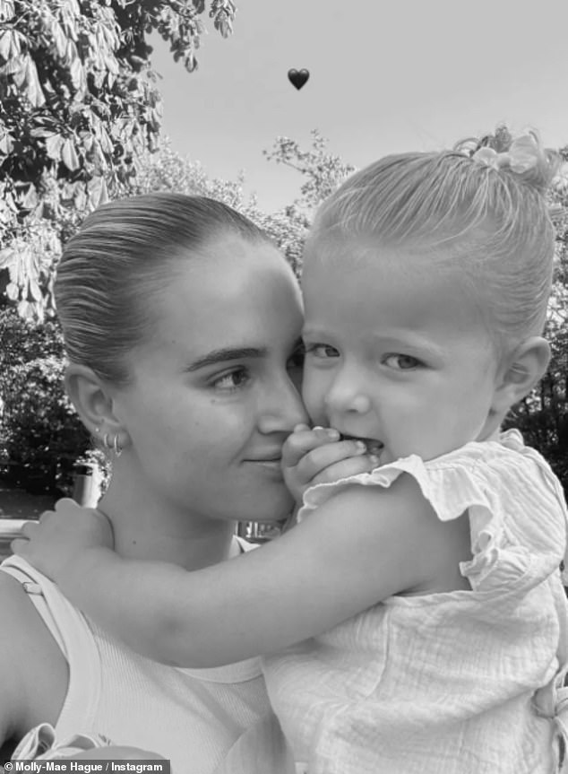 Ali u jednom od njenih YouTube vlogs Molly-Mae otvorila se o nekim težim dijelovima praznika, uključujući kašnjenje u kretanju putovanja s djetetom