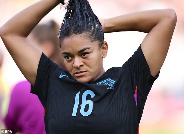 Također je dogovorio sporazum da igrači nastave uzimati koljeno unatoč tome što su se lavovi odlučili za to izvesti nakon što je Jess Carter rasno zlostavljana