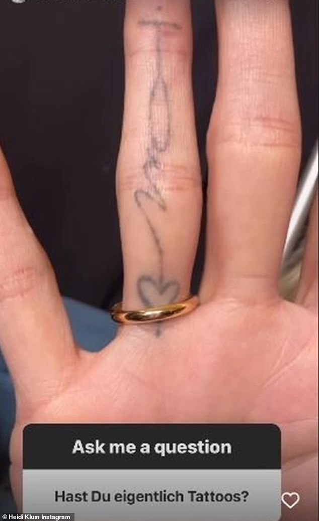 Njih dvoje imaju odgovarajuće tetovaže na prstima