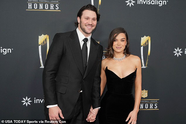 Josh Allen, koji se ove godine oženio Marvel glumicom Hailee Steinfeld (desno), proglašen je četvrtim