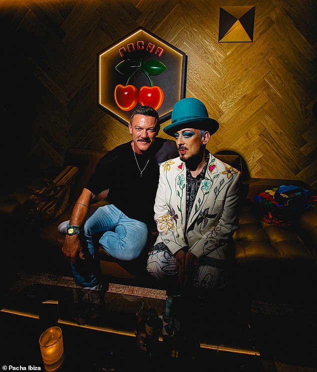 Posljednjih mjeseci, poput Kate Moss, Margot Robbie, Sofia Vergara i Will Smith prikazani su na Ibizi, dok su zvijezde uključujući Mel C i Boy George (na slici s Luke Evans) nastupile za fanove