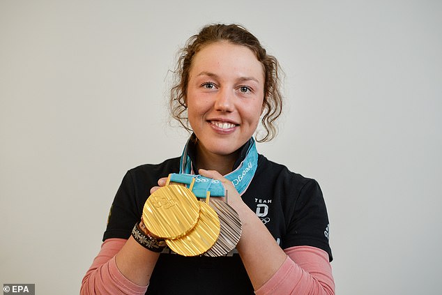 Laura Dahlmeier pozira sa svojim medaljama tijekom prijema dobrodošlice u Garmisch-Partenkirchen, Njemačka, 2. ožujka 2018.