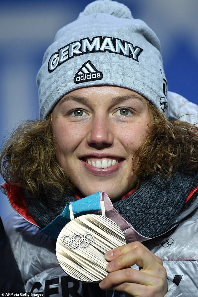 Laura Dahlmeier pozira na postolju tijekom ceremonije medalja za biatlonske žene od 15 km na PyeongChang Medals Plaza tijekom zimskih olimpijskih igara Pyeongchang 2018