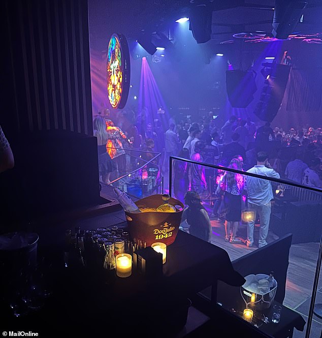 Klub, koji ima kapacitet od 3.000 osoba, nudi VIP iskustva, uslugu boca i ekskluzivne događaje, doprinoseći svom glamuroznom ugledu