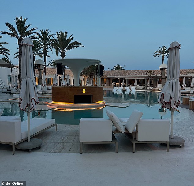 Playa Pacha je luksuzni bazen, opremljen DJ -om, gdje gosti mogu provesti svoje dane sunčane dok pijuckaju koktele s potpisom i ubacuju u mediteranske zalogaje