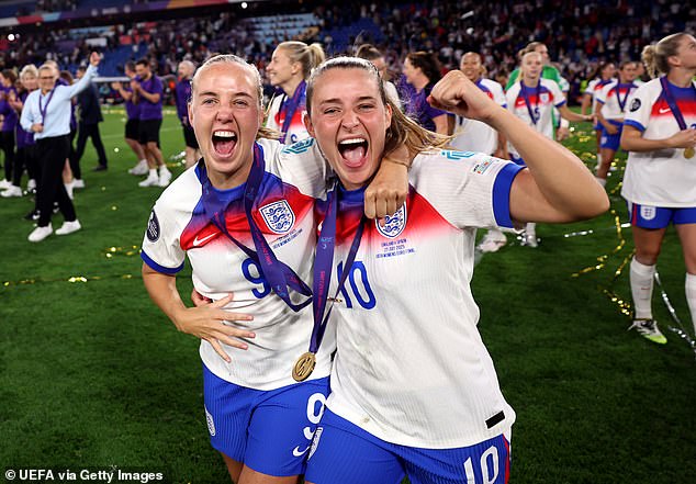Ella je započela finale protiv Španjolske u Baselu i zamijenjena je Beth Mead (obje na slici proslave) u 87. minuti kada su rezultati bili zaključani u 1–1