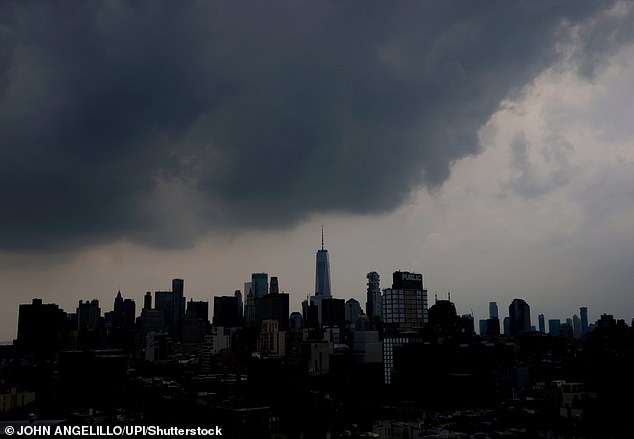 Eerie olujni oblak se nalazi preko obrisa na Manhattanu jer prijeti New York Cityju