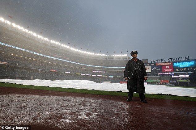 Zlumna tama visjela je nad Yankee stadionom dok je bujica pljuska pummel bronx