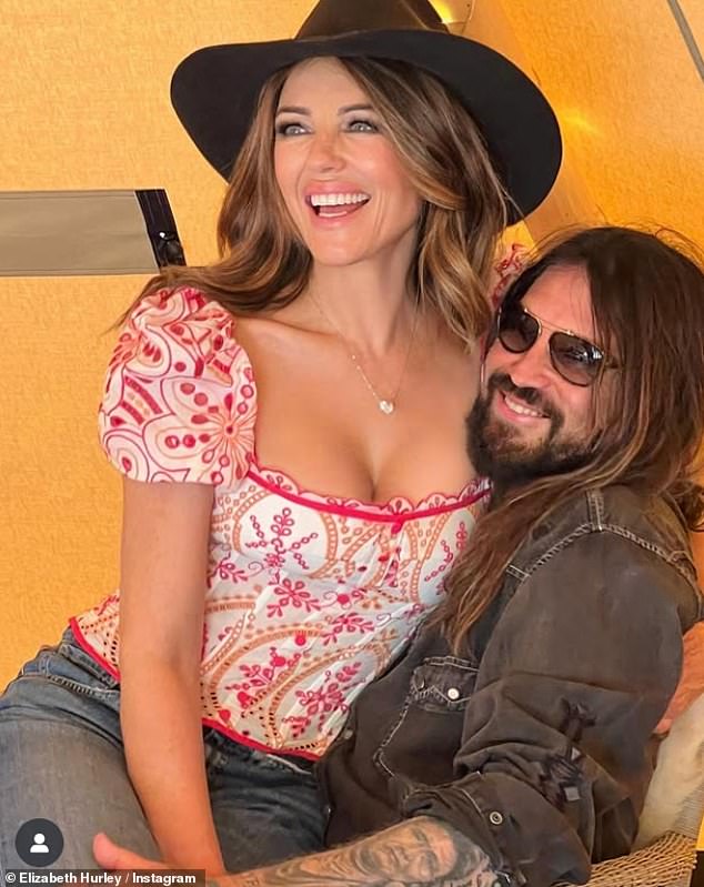 Dolazi nakon što je otkriveno da je Billy pisao pjesme o Elizabeth i podučavao glumicu Austin Powers kako pjevati kao country Western Songbird