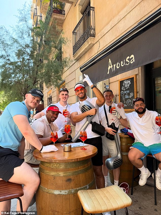 U međuvremenu, Kai i njegovi prijatelji imali su sjajno vrijeme na vlastitoj zabavi, prevrćući se i pili tijekom izleta na sportsku tematiku