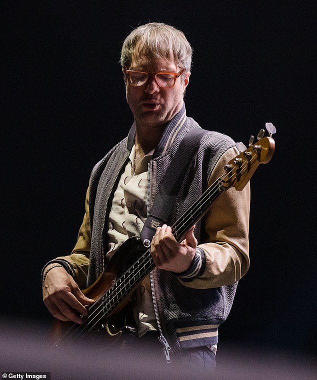 Basist je viđen na pozornici u Brazilu 1. ožujka 2020., nekoliko tjedana prije nego što je Coid-19 ugasio emisije uživo u zemlji mjesecima i četiri mjeseca prije nego što je napustio grupu