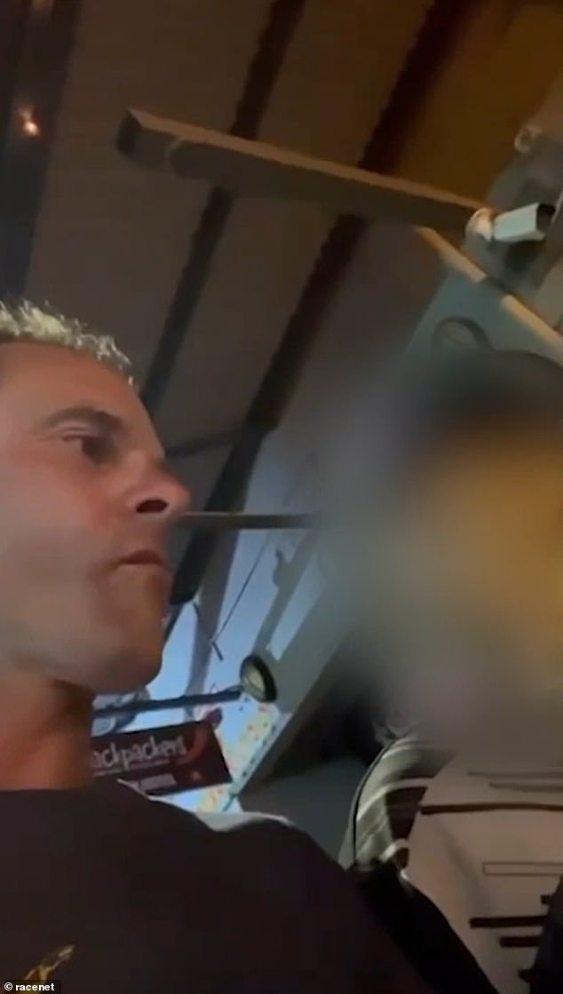 Video prikazuje Callow kako intervjuira autohtonog čovjeka na ulicama, koristeći gadan jezik u razmjeni