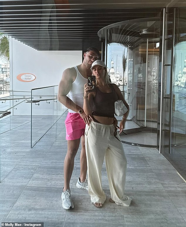 Multi-milioner, 26, potpuno je nefiltriran kada je u pitanju otvaranje njezinih borbi da bude majka njihovoj dvogodišnjoj kćeri Bambi