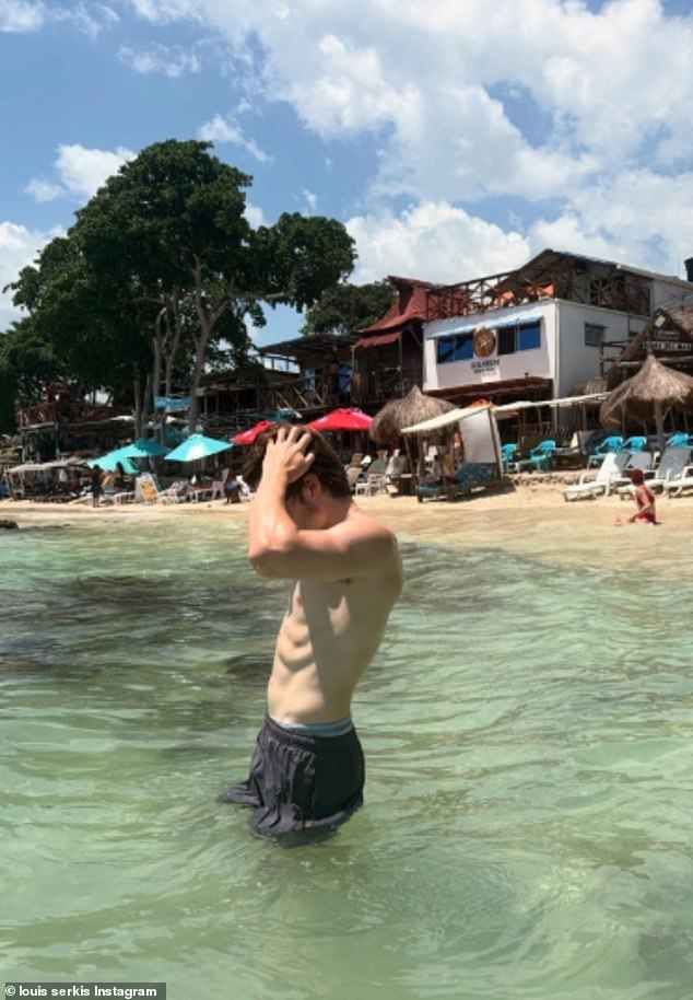 Na fotografijama se zvijezda u usponu može vidjeti na plaži u Kolumbiji, noseći ništa osim crnih kratkih hlača