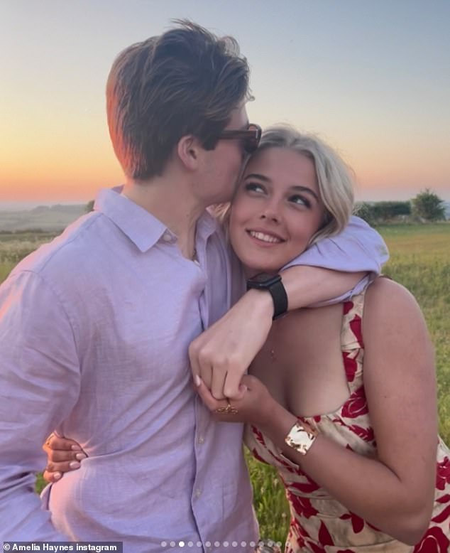 Njegova djevojka također je podijelila njihovu fotografiju o njima na Instagramu dok je omamljena u cvjetnoj sunčanici, dok je Louis posadio poljubac na glavu