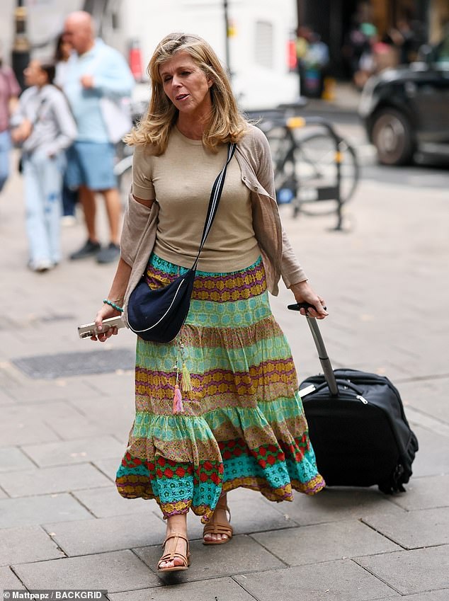 TV voditeljica, 58, koja je ostala dug od 800 000 funti nakon brige za svog pokojnog supruga Dereka Drapera, bila je u velikoj dužnosti unatoč prodaji