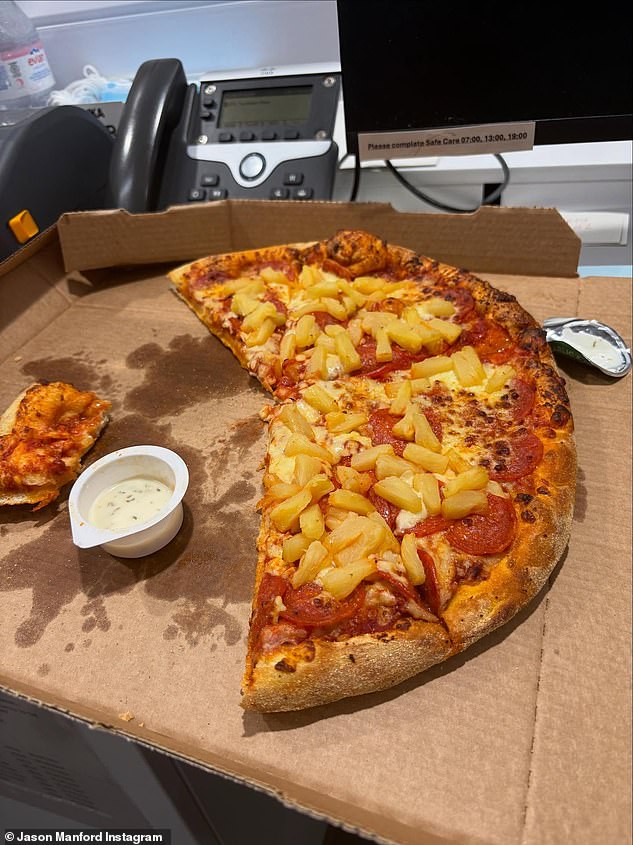 TV ličnost, koja je viđena s kanilom u ruci, izgledala je dobro raspoloženje dok je pozirao pred pizzu prije nego što je podijelio druge slike talijanskog jela