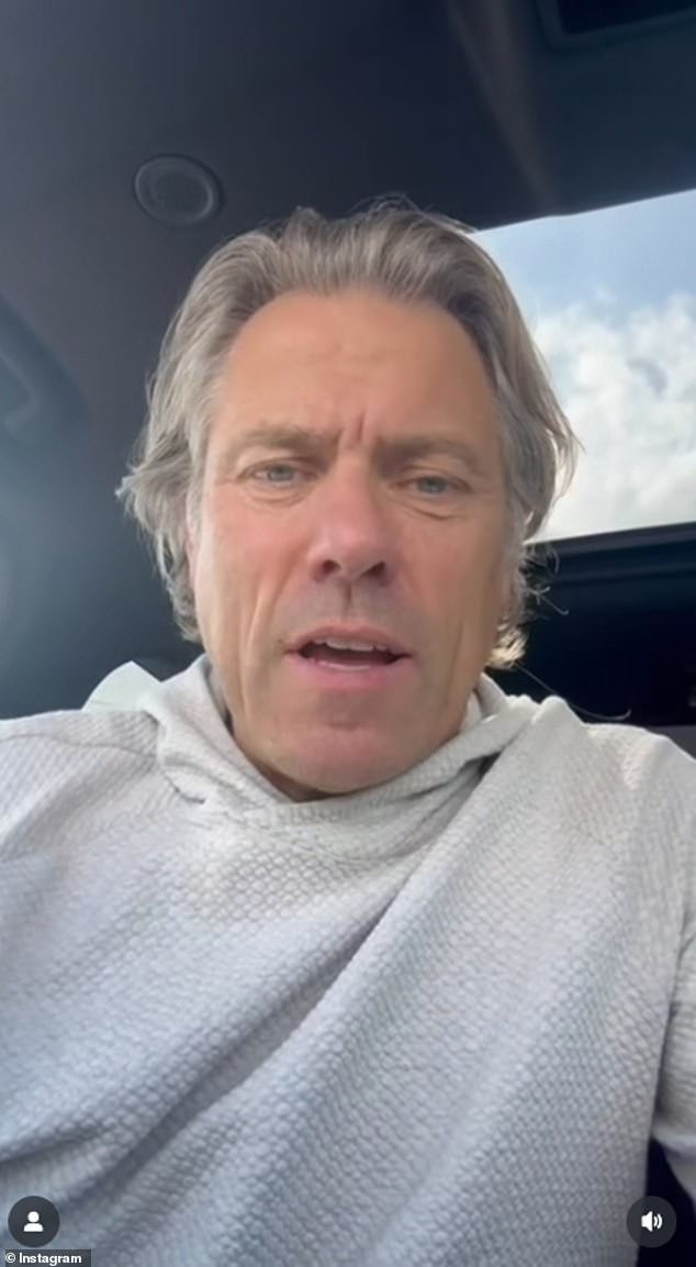 U međuvremenu, John Bishop ušao je u nedjelju zamijeniti Jasona na festivalu Kendal Calling, a Liverpudlian komičar, 58, prenosio je šaljivi videozapis o najavi koji je podijeljen na Jasonovu stranicu