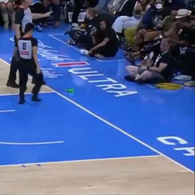 Još jedna igra WNBA u Chicagu zaustavljena je nakon što je u petak na teren bačena na teren