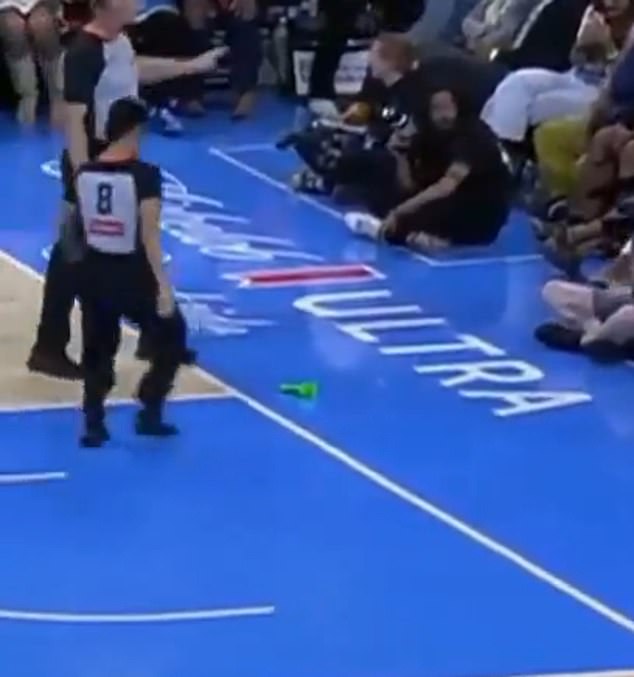 Još jedna igra WNBA u Chicagu zaustavljena je nakon što je u petak na teren bačena na teren