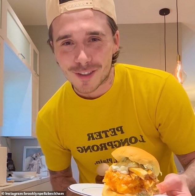 Pomičući prstom u najstarije dijete Beckhama, rekla je: 'Ne vidiš Brooklyn Beckham igrajući nogomet, jer on tess ** t'