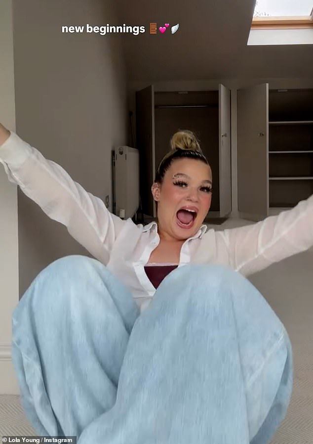 Obožavateljima je rekla: 'Trenutno sjedim na podu u jednoj od spavaćih soba moje nove kuće koju sam upravo kupio. Tako sam ponosna na sebe i emocionalna da budem iskrena '