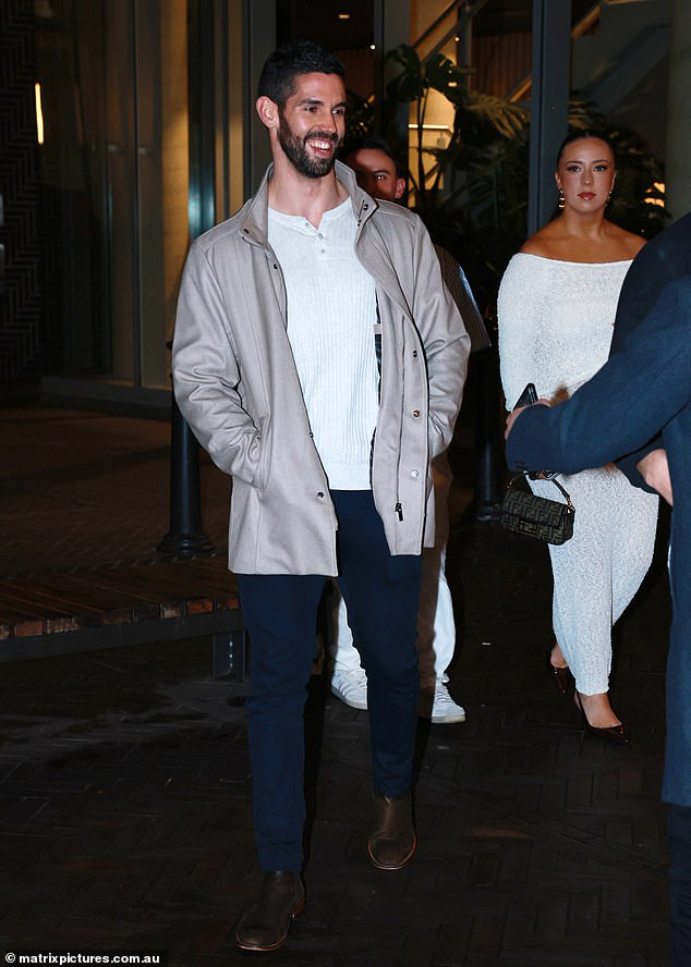 Ryan Donnelly izrezao je elegantnu figuru u monokromatskom ansamblu, uparivši jaknu od preplanule jakne s hrskavom bijelom majicom i crnim hlačama