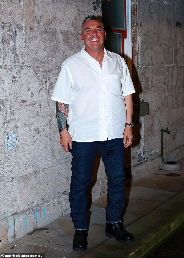 U međuvremenu, Tony Mojanovski se odlučio za elegantnu ležernu košulju u hrskavoj bijeloj košulji u paru s klasičnim trapericama