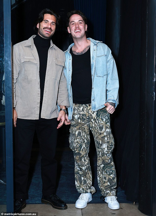 Eliot Donovan je ojačao stil i samopouzdanje dok je pozirao u glatku ležernom odijelu