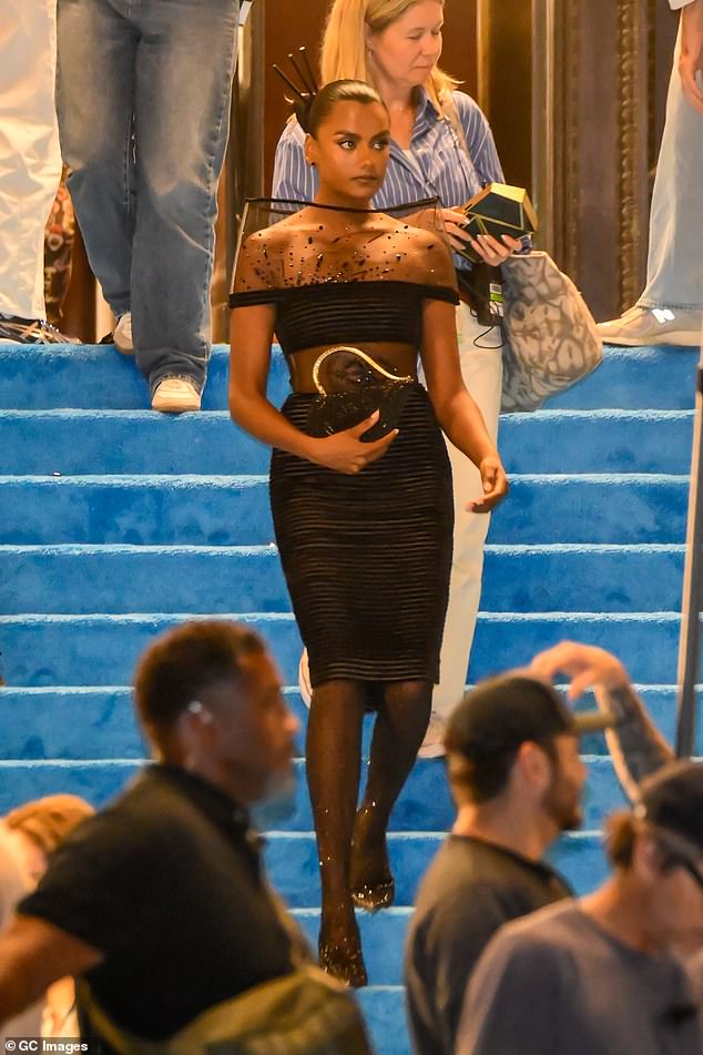 Simone Ashley, koja se službeno pridružila glumačkom nastavku, okrenula se glave u crnu haljinu koja zaustavlja show s dramatičnim detaljima