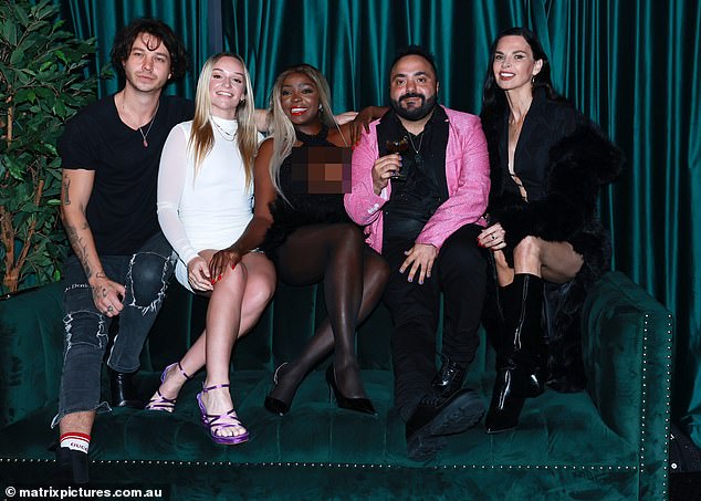 Kako se noć nosila, raspoloženje je postalo svečano uz smijeh, selfieje i obilje akcije plesnog kata - dokazujući da zvijezde stvarnosti znaju kako donijeti i dramu i glamur izvan zaslona