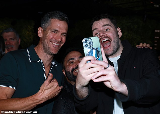 Veteran MAFS-a Jono McCullough (lijevo) bio je sve osmijeh dok je pozirao za selfie sa zvijezdom Tristan Black (desno)