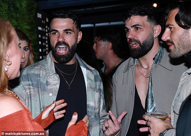 Veteran MAFS -a Adrian Araouzou i njegov brat blizanac James izgledali su angažirani u razgovoru s Katie Johnston