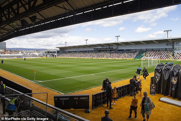 Pristalice iz oba kluba evakuirane su dok su zračne ambulante sletele na teren na Rodney Parade