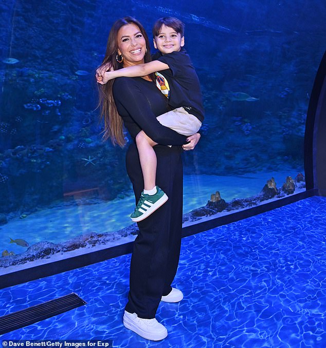 Eva i suprug Jose pozdravili su svog sina Santiaga 2018. godine-koji je u lipnju službeno navršio sedmogodišnju; Glumica viđena sa svojim sinom 2024. godine u Abu Dabiju