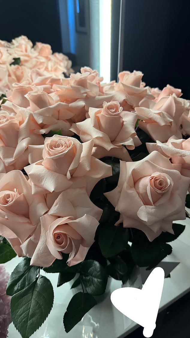 Sydney je u subotu podijelio kriptičan i rijedak post na Instagramu: Fotografija buketa blijedo ružičastih ruža s pričvršćenom naljepnicom bijelog srca, ostavljajući fanove nagađajući