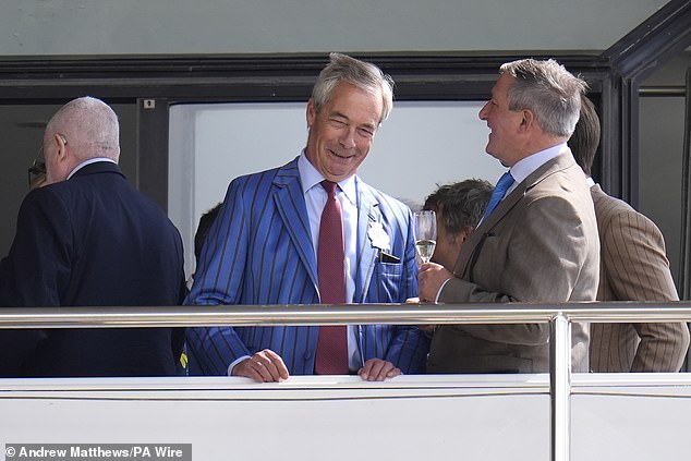 Vođa reforme Nigel Farage u Goodwoodu ovog tjedna i podržao je ponudu 'AX the Racing Porez'
