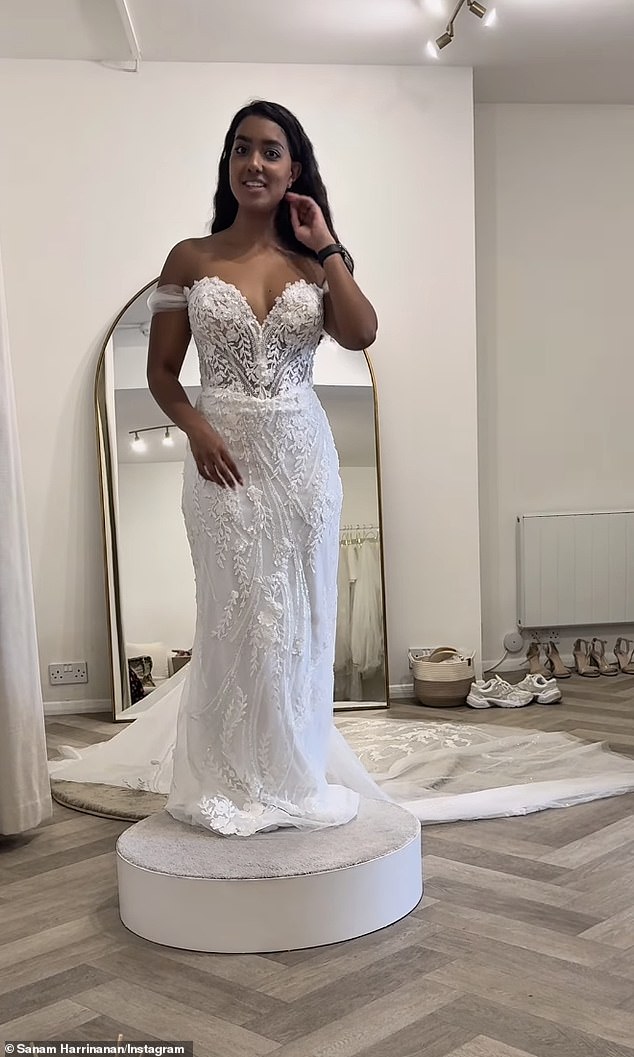 Prošlog mjeseca Sanam je dao uvid u kupovinu vjenčanica dok je isprobavala haljine u Lotte Rose Bridal, u Bedfordu