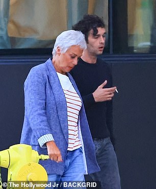 Iako je nejasno zašto je Denise bila u suzama, izvor je rekao TMZ -u: 'Bilo je obiteljske stvari o kojoj je Matty utješio svoju majku'