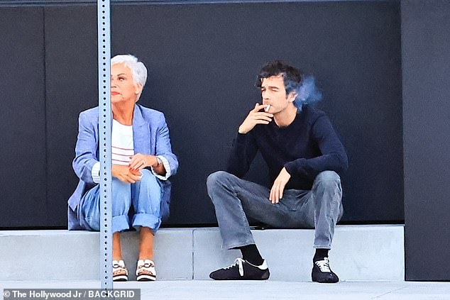Bivša zvijezda Coronation Street izgledala je blistavo dok je zurila u daljinu, dok je Matty iskoristila priliku da se puha na cigaretu dok je podržavala majka