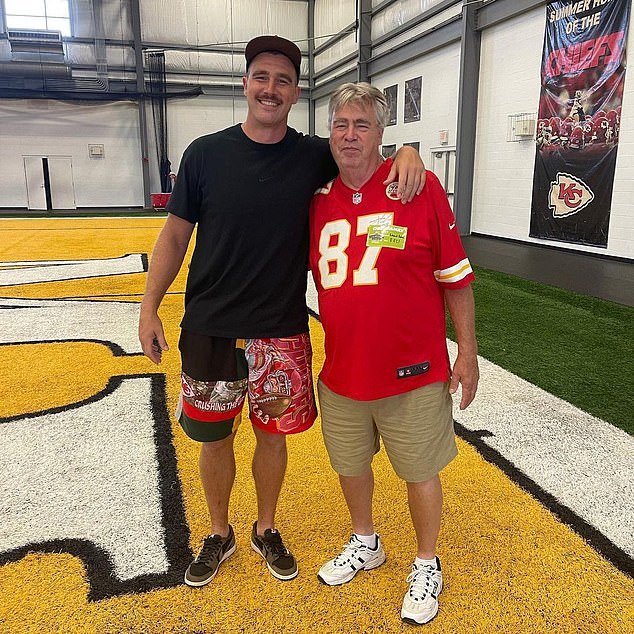 Ed je slikao uz svog najmlađeg sina Travisa, noseći svoj dres Kansas City Chiefs
